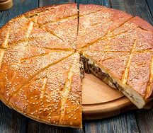 Закрытая пицца с говядиной и овощами