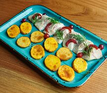 Сельдь по-деревенски с луком и клюквой