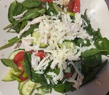 Салат с зеленю и с курицей