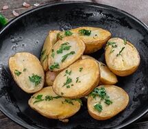 Молодой картофель жаренный с чесночным соусом 