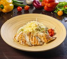 Цезарь с куриной грудкой гриль