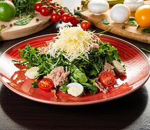 Салат с рукколой и тунцом