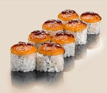Запеченный ролл с копченым угрем и соусом спайси