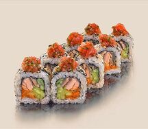 Ролл с жареной кожей лосося и соусом спайси
