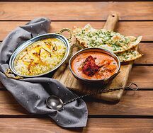 Бест-селлер! Баттер Чикен - Нежные кусочки курицы в томатно-сливочном соусе. Подается с рисом басмати и лепешкой наан