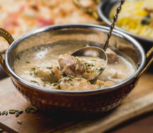 Чикен-корма нежные кусочки курицы в сливочном соусе с рисом басмати и лепешкой наан