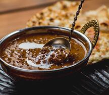 Дал Макхани с рисом басмами и лепешкой наан