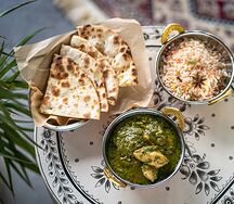 Нежная курица Кориандр-чикен в соусе из свежих трав с рисом басмати и лепешкой наан