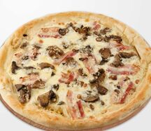 Пицца с сыром, беконом и грибами