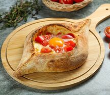 Хачапури по-аджарски с томатами