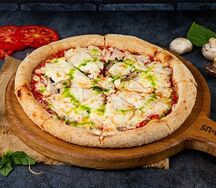 Пицца с индейкой, курицей и грибами