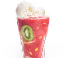 Фруктово-ягодный коктейль с мороженым