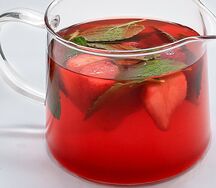 Черный чай с клубникой и мятой
