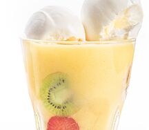 Фруктово-манговый коктейль с мороженым
