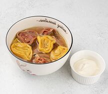 Пельмени цветные с бульоном