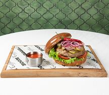 Бургер говяжий с моцареллой