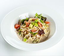 Салат с курицей и авокадо