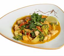 Тайское карри с курицей и овощами