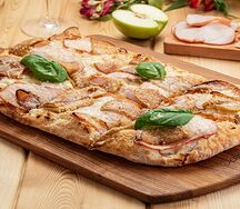 Пицца Индейка с яблоками и соусом маскарпоне