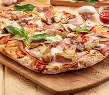 Пицца с итальянской ветчиной и грибами