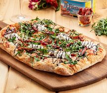 Пицца с анчоусами и сыром страчателла