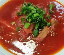 Борщ с мясом и сметаной