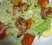Салат Цезарь с креветками