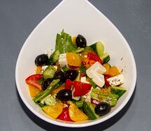 Салат греческий с бальзамическим соусом