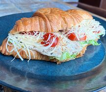 Круассан-сэндвич Цезарь