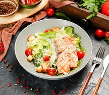 Цезарь с лососем гриль