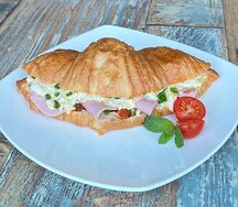 Круассан-сэндвич Ветчина-скрэмбл