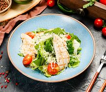 Салат Цезарь с куриной грудкой