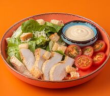 Салат Цезарь с курицей