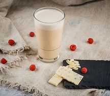 Раф с малиной и белым шоколадом