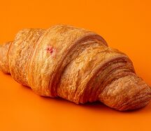 Круассан с малиной