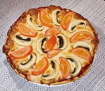 Пицца с шампиньонами и томатами