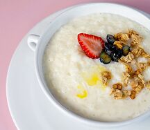 Каша рисовая с орехами и фруктами