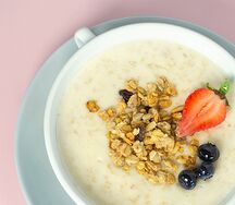 Каша овсяная с орехами и фруктами