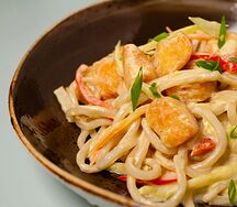 Удон с лососем в сливочном соусе