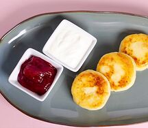 Сырники со сметаной и джемом