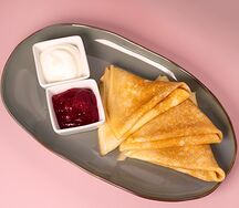 Блины со сметаной и вишневым джемом