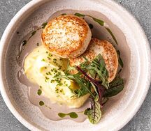 Котлеты из индейки с картофельным пюре и грибным соусом