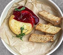 Запеченный камамбер с малиновым соусом