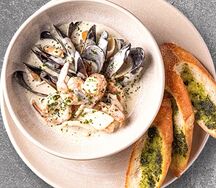 Морепродукты в сливочном соусе с фокаччей