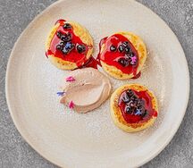 Сырники с черной смородиной и сметанным кремом