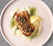 Бедро цыпленка с картофельным пюре и сливочным соусом с белыми грибами