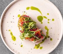 Брускетта с маринованной форелью, сливочным муссом и авокадо