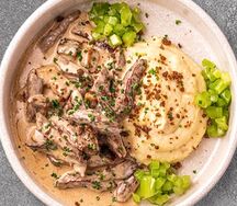 Бефстроганов с луково-картофельным пюре