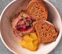 Паштет из печени индейки с маринованным яблоком и пряной вишней