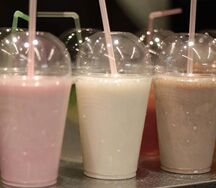 Коктейль молочный клубничный